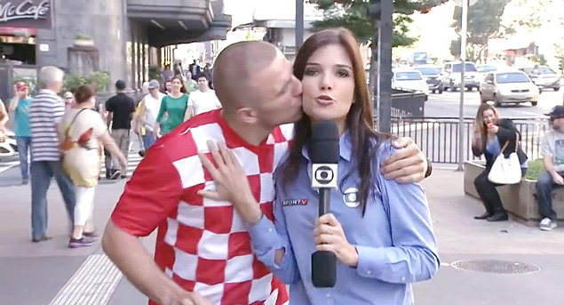 Repórter Sabina Simonato é beijada por torcedor croata