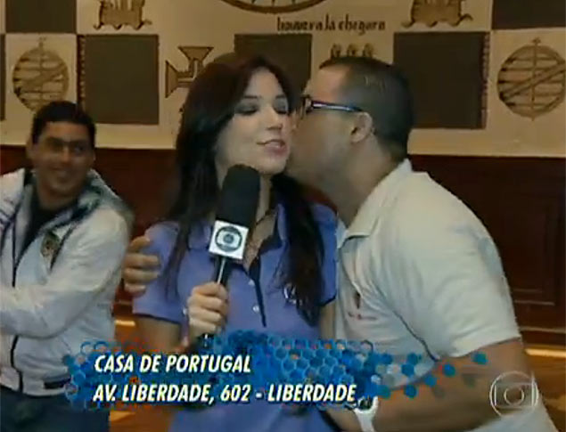 Repórter é beijada em entrada ao vivo pela segunda vez na Copa 