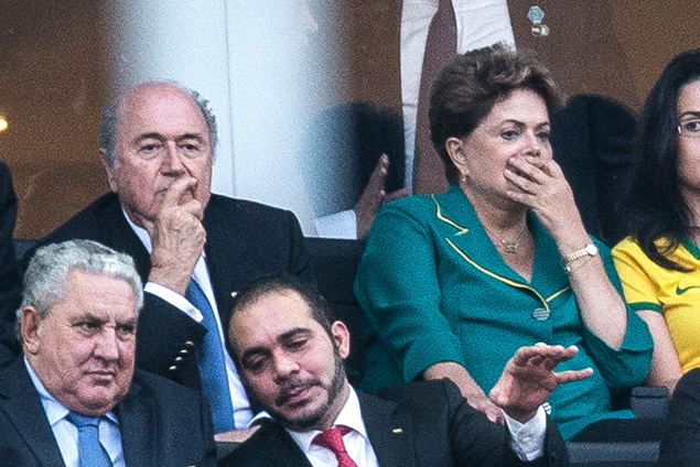 Joseph Blatter, da Fifa, e Dilma recebendo todo o carinho e a finesse da torcida brasileira