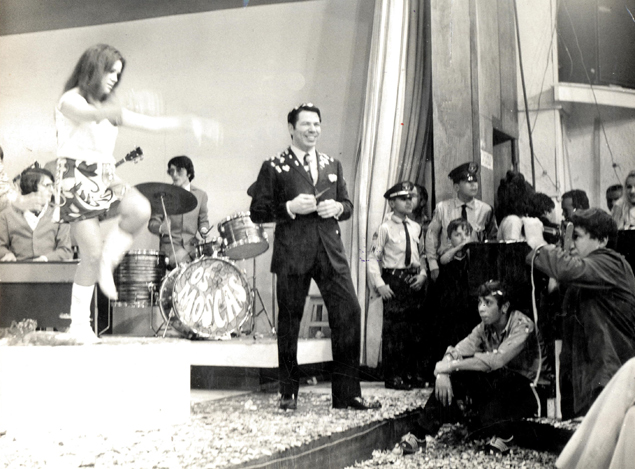 Silvio Santos em um dos programas televisivos que apresentava em 1969