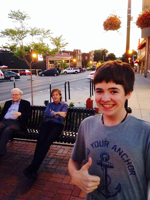 Foto de Tom White em frente ao bilionário Warren Buffett e o ex-Beatle e PaulMcCartney 