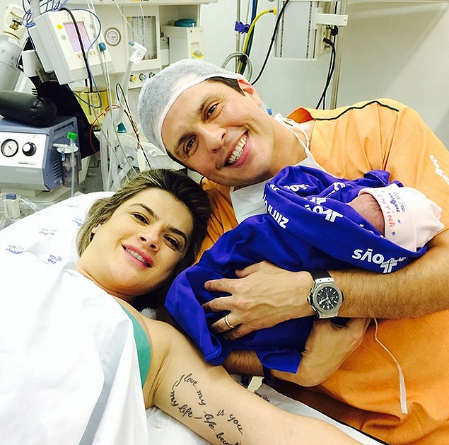 Mirella Santos e Ceará no hospital, após o nascimento da filha Valentina