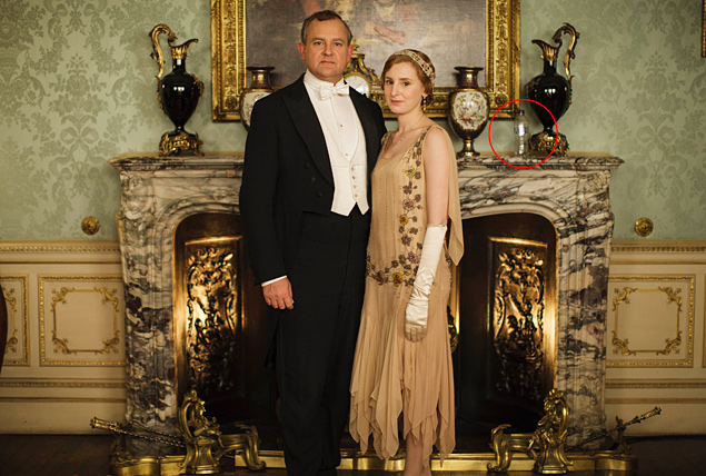 Garrafinha de água de plástico aparece sobre a lareira em imagem promocional de "Downton Abbey"