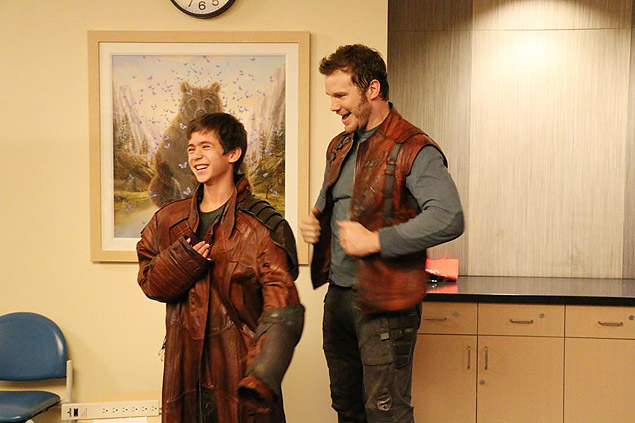 Chris Pratt visita hospital infantil caracterizado de personagem do filme "Guardiões da Galáxia"
