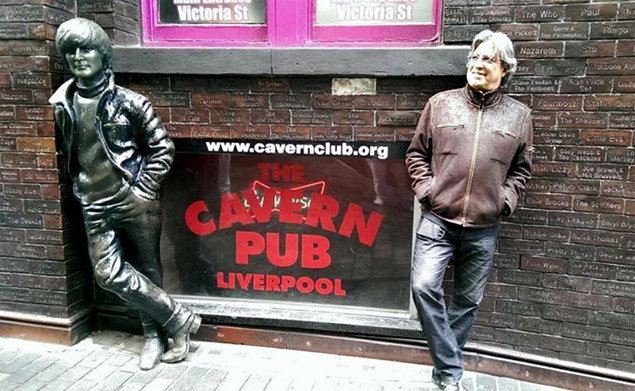 Ivan Lins posa em frente ao muro do Cavern Club em Liverpool