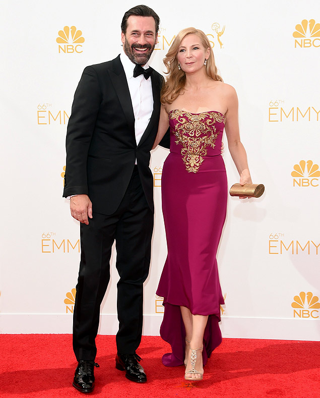 Jon Hamm e sua companheira Jennifer Westfeldt nos Emmy Awards de 2014