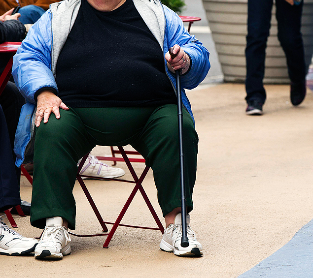 Mulher acima do peso senta em uma cadeira na Times Square, em Nova York; estudo recente mostra que 20% da população norte-americana é obesa