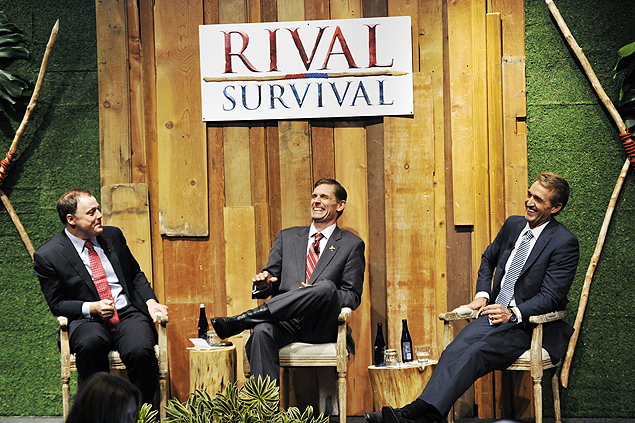 o moderador John Harris e os senadores dos EUA Martin Heinrich e Jeff Flake em evento de lançamento do "Rival Survival"