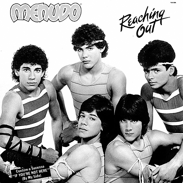 Capa de disco do Menudo lançado em 1984, com Rick, Charlie, Robby e, sentados, Ray e Roy