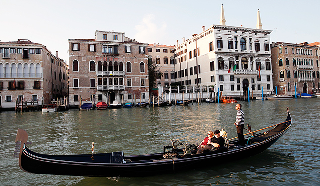 Turistas passeiam em gndola em canal de Veneza, na Itlia