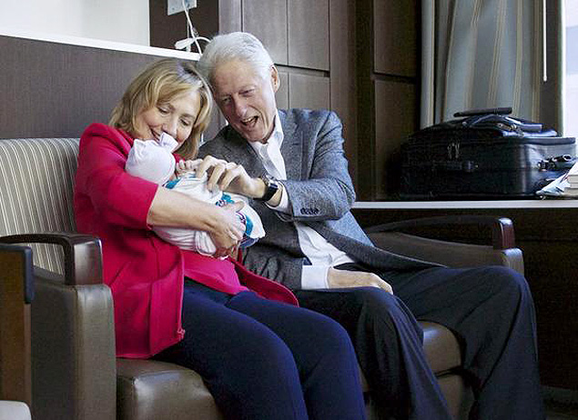 Bill e Hillary Clinton, com a neta recém-nascida, Charlotte