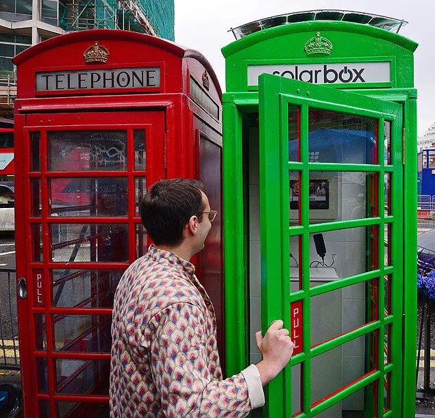 Uma cabine tradicional de Londres foi transformada em local que permite recarregar telefones celulares