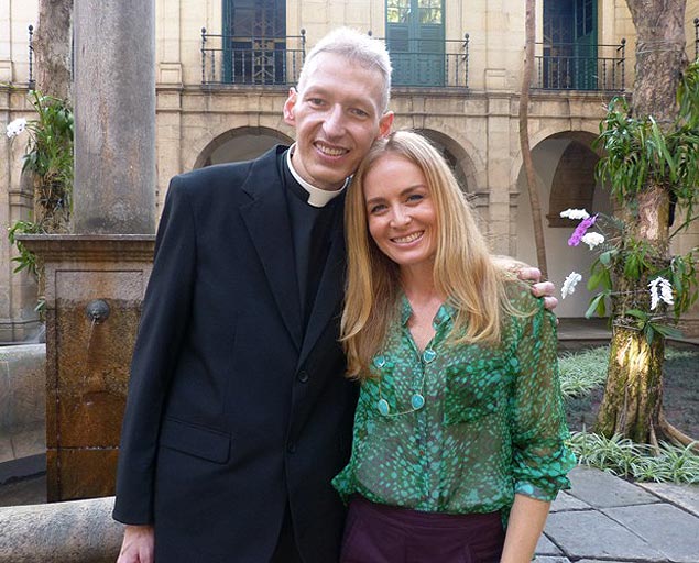 Angélica e padre Marcelo Rossi gravam no Mosteiro de São Bento, no Rio