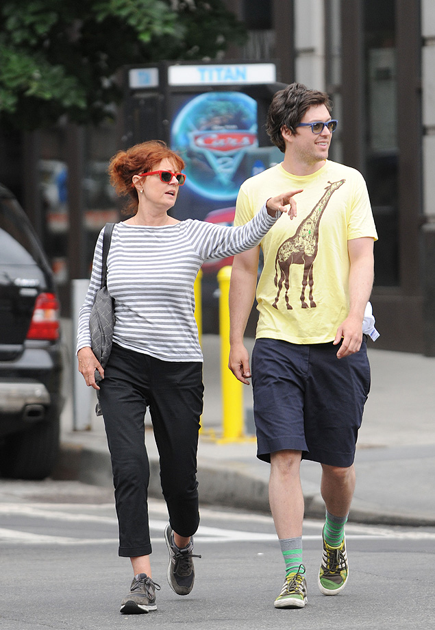 Susan Sarandon e seu namorado Jonathan Bricklin passeiam por Nova York