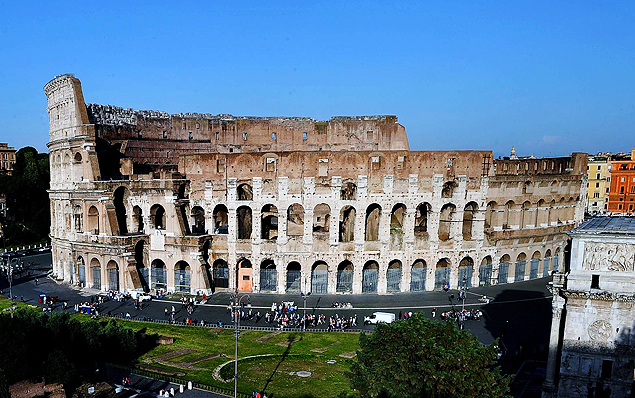 Vista do Coliseu, destino turstico tradicional de Roma, na Itlia