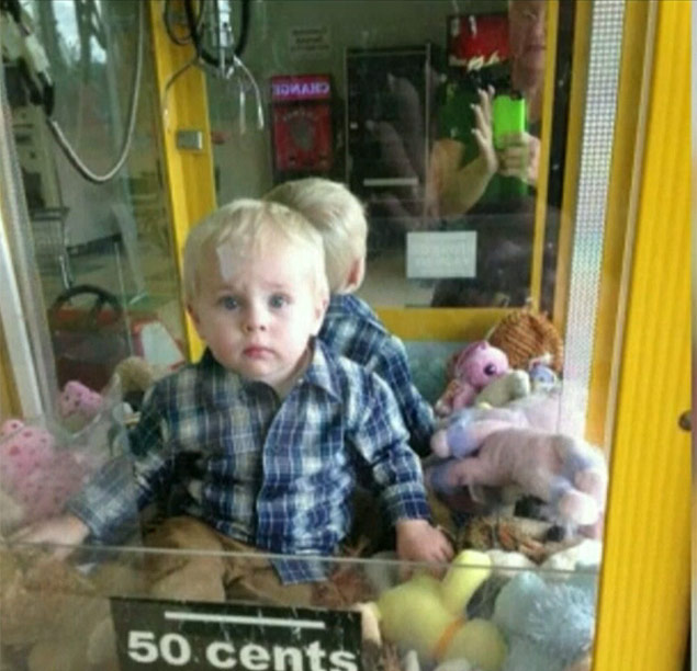 Bebê fica preso em máquina de pescar brinquedos