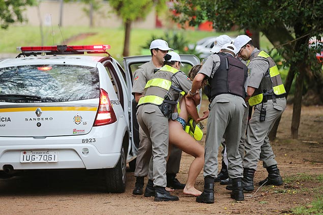 Cinco policiais participam da ação para levar mulher à delegacia de Porto Alegre