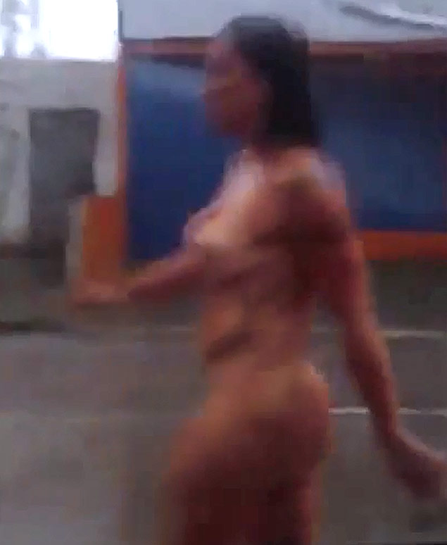 Mulher é flagrada caminhando nua em rua de Porto Alegre