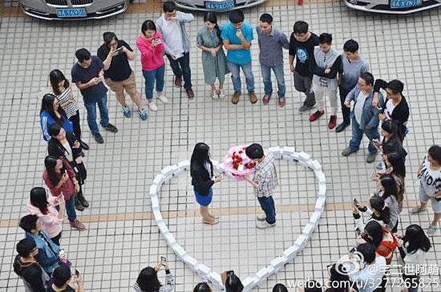 Chinês faz coração com 99 iPhones 6 para pedir a namorada em casamento no Dia dos Solteiros 