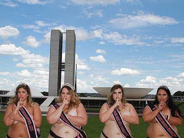 Modelos "plus size" protestam de topless em frente ao Congresso Nacional, em Brasília