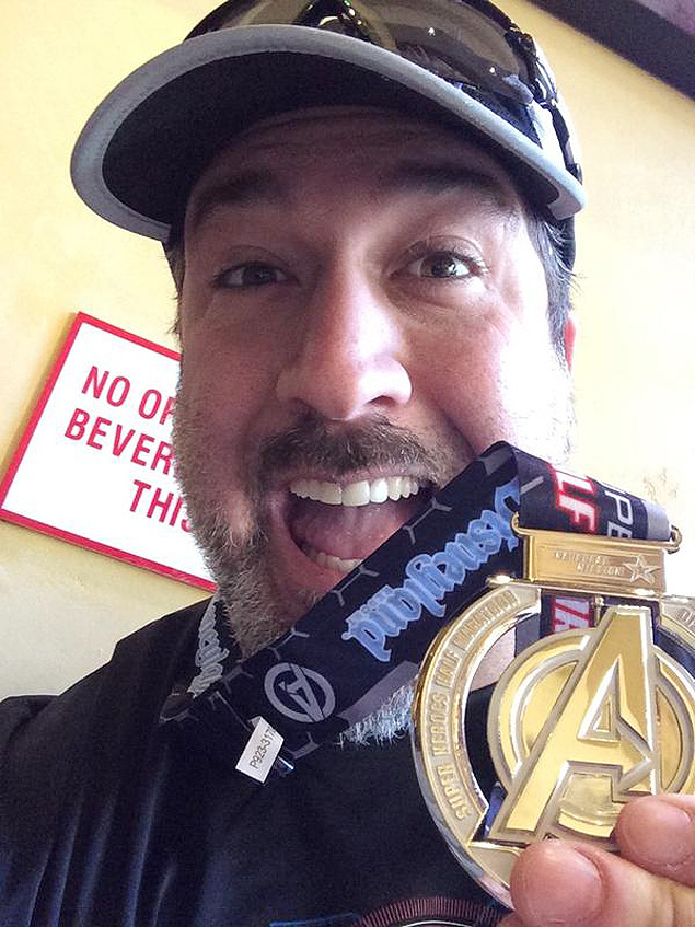 Joey Fatone exibe medalha de maratona