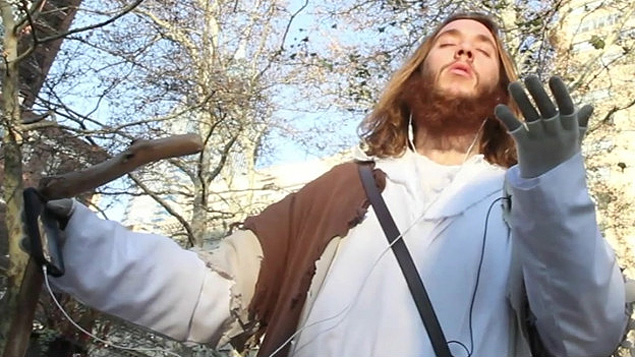 Michael Grant se veste de Jesus pelas ruas da Filadélfia