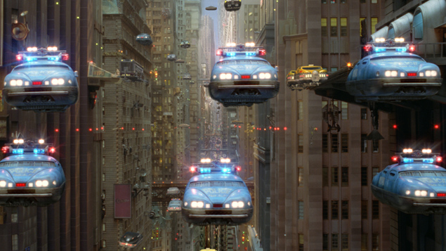 Cena com carros voadores no filme 