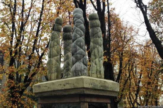 Misteriosa escultura 'fálica' causa polêmica em Milão