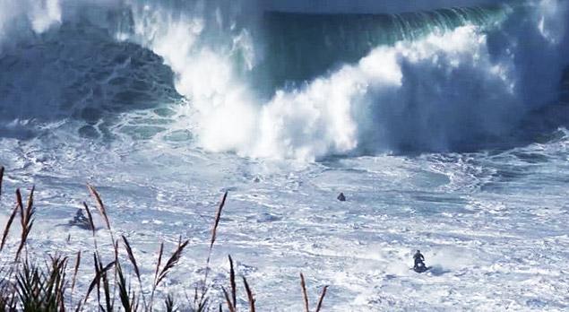 Surfista sobrevive a queda de onda gigante em Portugal