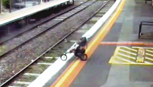 Carrinho de bebê cai em trilhos de trem na Austrália