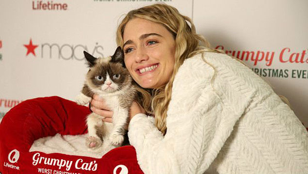 A ex-garonete Tabatha Bundesen, com sua gata que tem nanismo felino, a Grumpy Cat