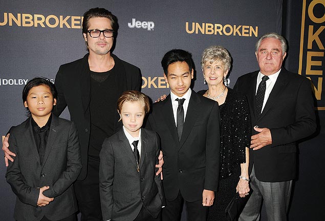 Brad Pitt e os filhos --Pax, Shiloh e Maddox--, com os pais do ator, Jane e William (esq.), em dezembro de 2014