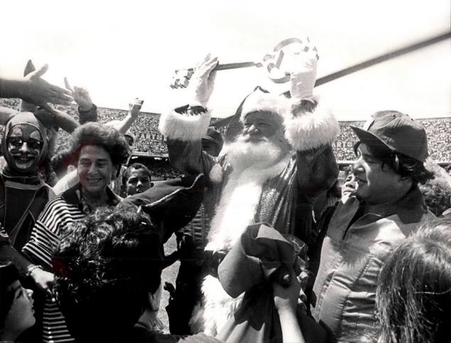 Ao lado da primeira-dama do Estado, Lucy Montoro, e o humorista Zacarias, Papai Noel chega ao estádio do Morumbi, em São Paulo (SP), para a festa de Natal 