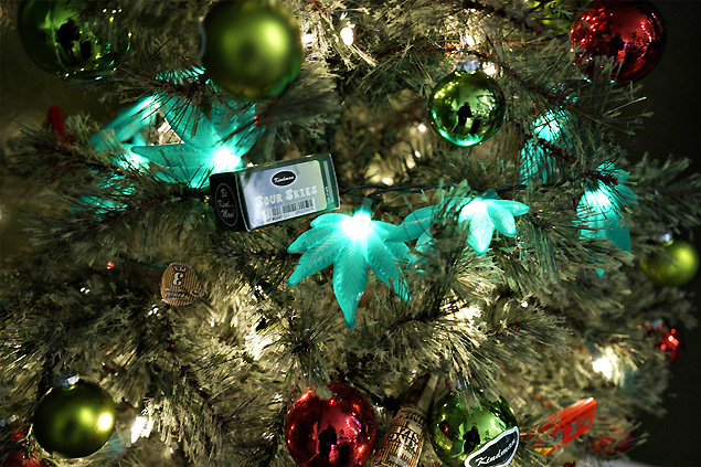 Árvore de Natal decorada com luzes em formato de folha de maconha