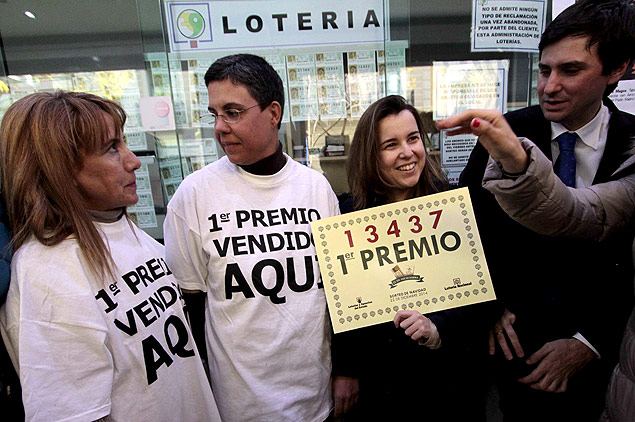 Funcionários da lotérica espanhola onde foi vendido o bilhete vencedor