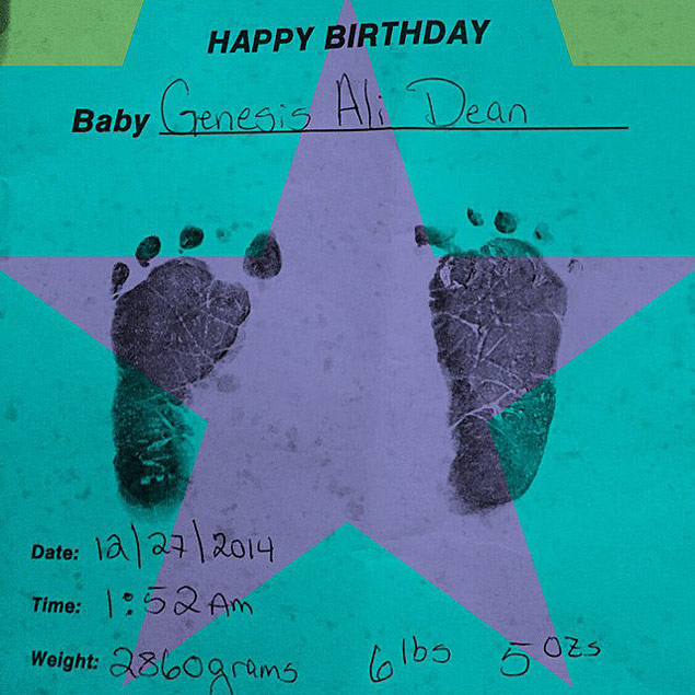 Alicia Keys posta foto da impressão dos pés do seu filho