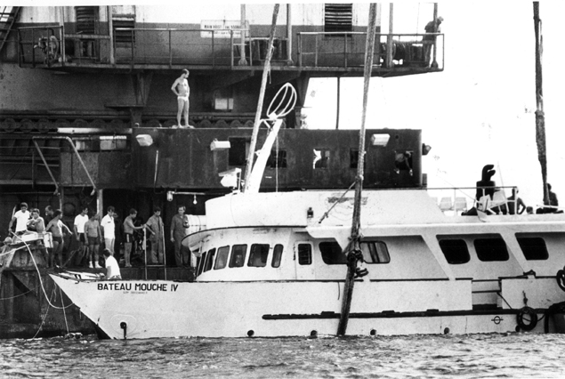 Balsa-guindaste traz à tona o barco Bateau Mouche naufragado na noite do dia 31 de dezembro de 1988 na entrada da baía de Guanabara. Acidente deixou 55 mortos