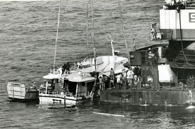 Barco trabalha na operação de resgate do Bateau Mouche, cujo naufrágio matou 55 pessoas no Réveillon de 1988 no Rio de Janeiro