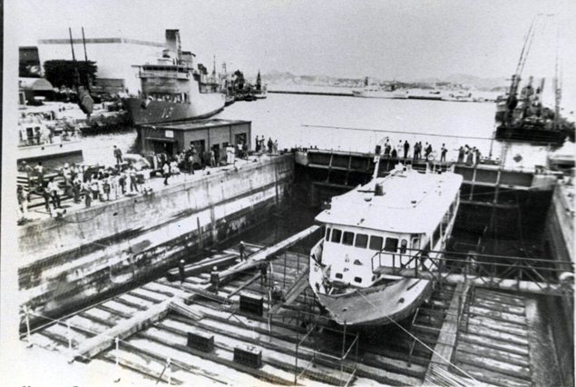 O barco Bateau Mouche IV no deck do 1º Distrito Naval, após resgate no Rio de Janeiro