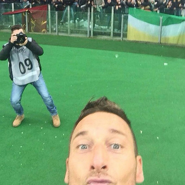 O jogador Francesco Totti, da Roma, faz "selfie" após marcar em partida 