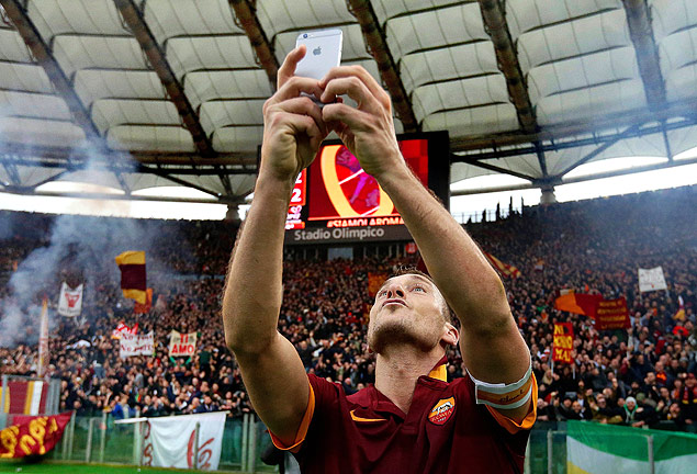 Totti faz selfie em partida contra a Lazio, em Roma, Itália