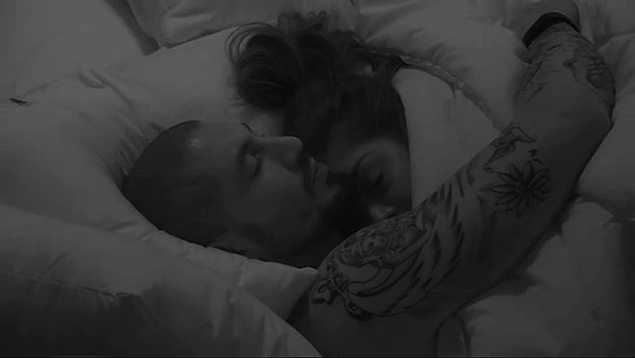 Amanda dorme sobre o peito de Fernando na primeira madrugada do "BBB15"