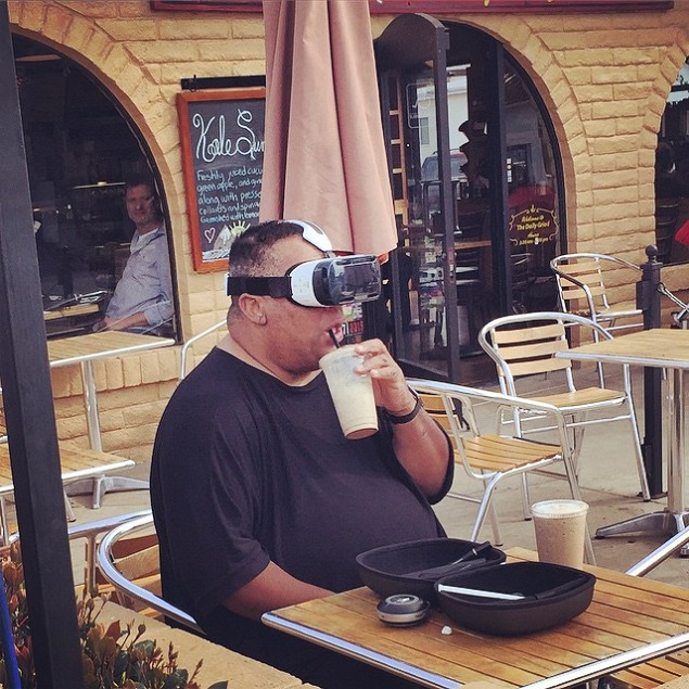 Homem usando óculos de realidade virtual causa polêmica no Reddit