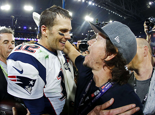 Tom Brady recebe abrao do ator Mark Wahlberg aps conquistar o Super Bowl 49, em fevereiro de 2015, no Arizona