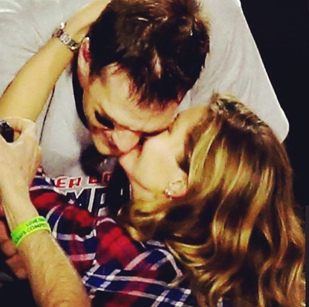 Giselle Bündchen beija Tom Brady após a conquista do Super Bowl, em fevereiro