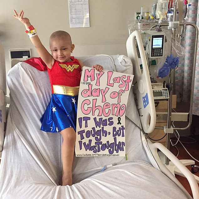 Sophia comemora seu último dia de quimioterapia fantasiada de Mulher Maravilha