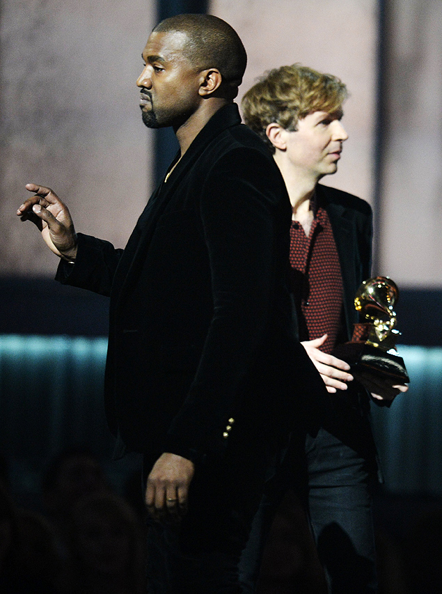 Kanye West sobe ao palco no momento em que Beck recebe o Grammy