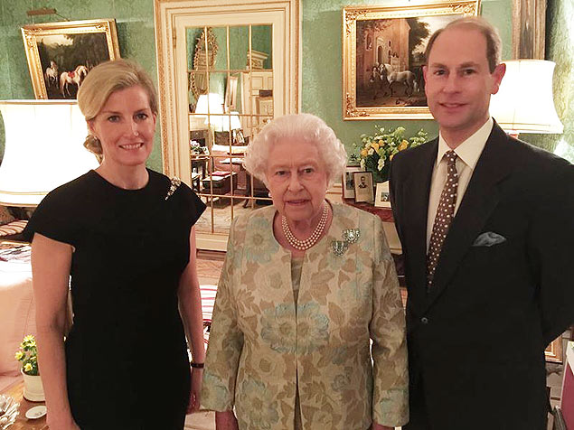 A rainha Elizabeth 2ª (ao centro) ao lado do filho Edward, conde de Wessex, e de sua nora Sophie Rhys-Jones
