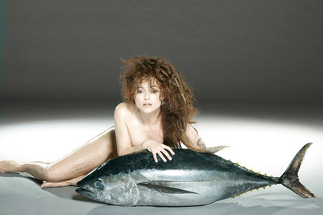 Atriz, que se separou recentemente de Tim Burton, posou com atum de 27 kg