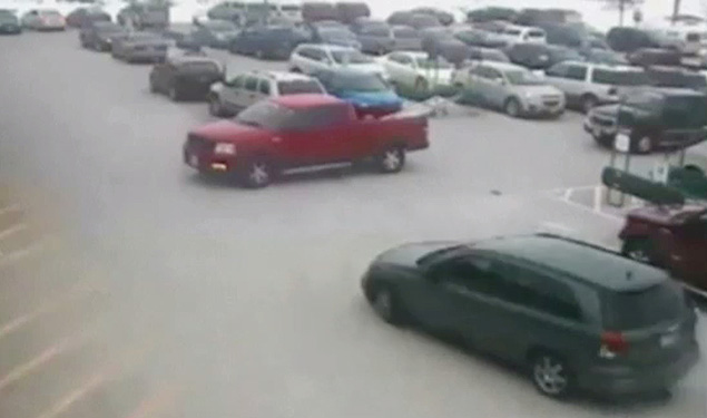 Homem de 92 anos bate em nove carros em estacionamento